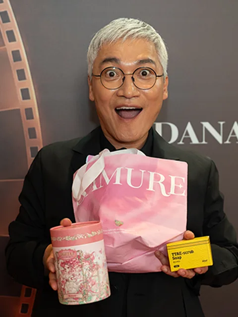 사뮤르 케이스와 오브제백을 든 게스트